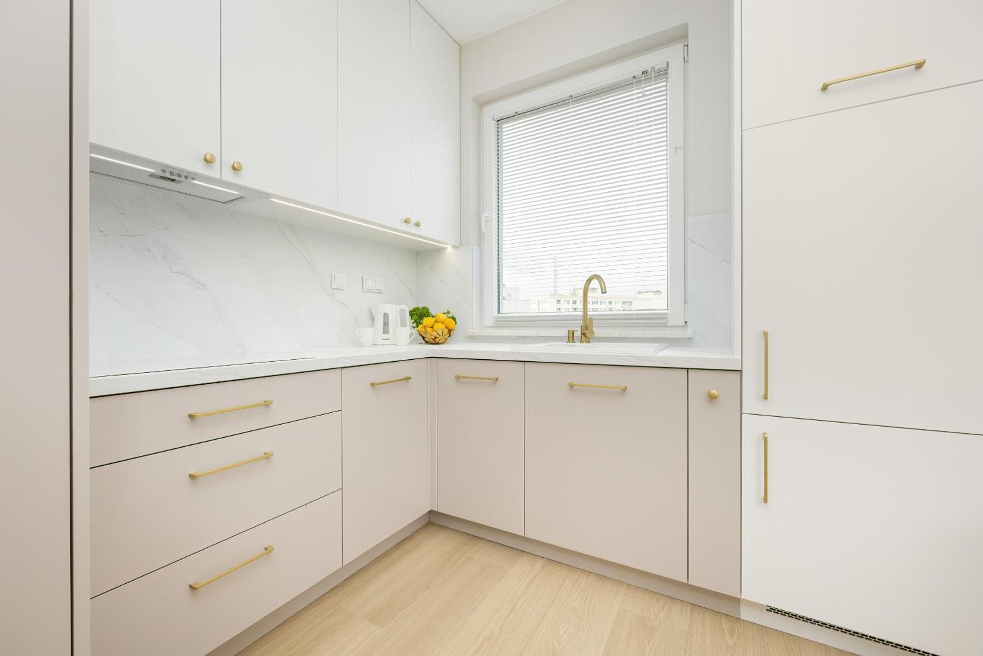 Butas Stylish With Balcony 7th Floor By Renters *