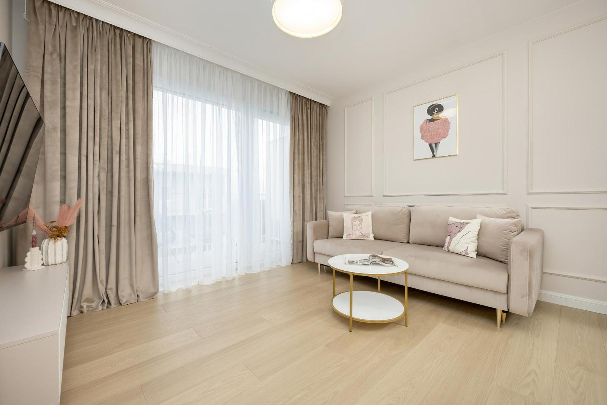 Butas Stylish With Balcony 7th Floor By Renters
